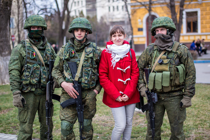 Simferopol residents pose a photograph with soldiers. 3.jpg