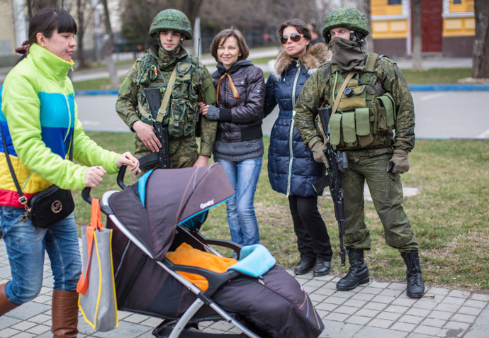 Simferopol residents pose a photograph with soldiers. 4.jpg