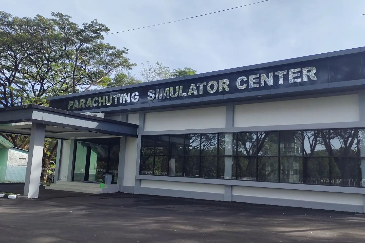 simulator-parachute-center.jpg