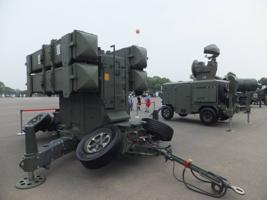 Skyguard-Sparrow_Misslie_Launcher_and_Fire_Control_Radar_in_Chengkungling_Oct2011.jpeg