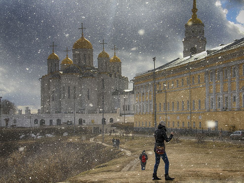 snow-people-walkingVladimir, Russia_89914_990x742.jpg