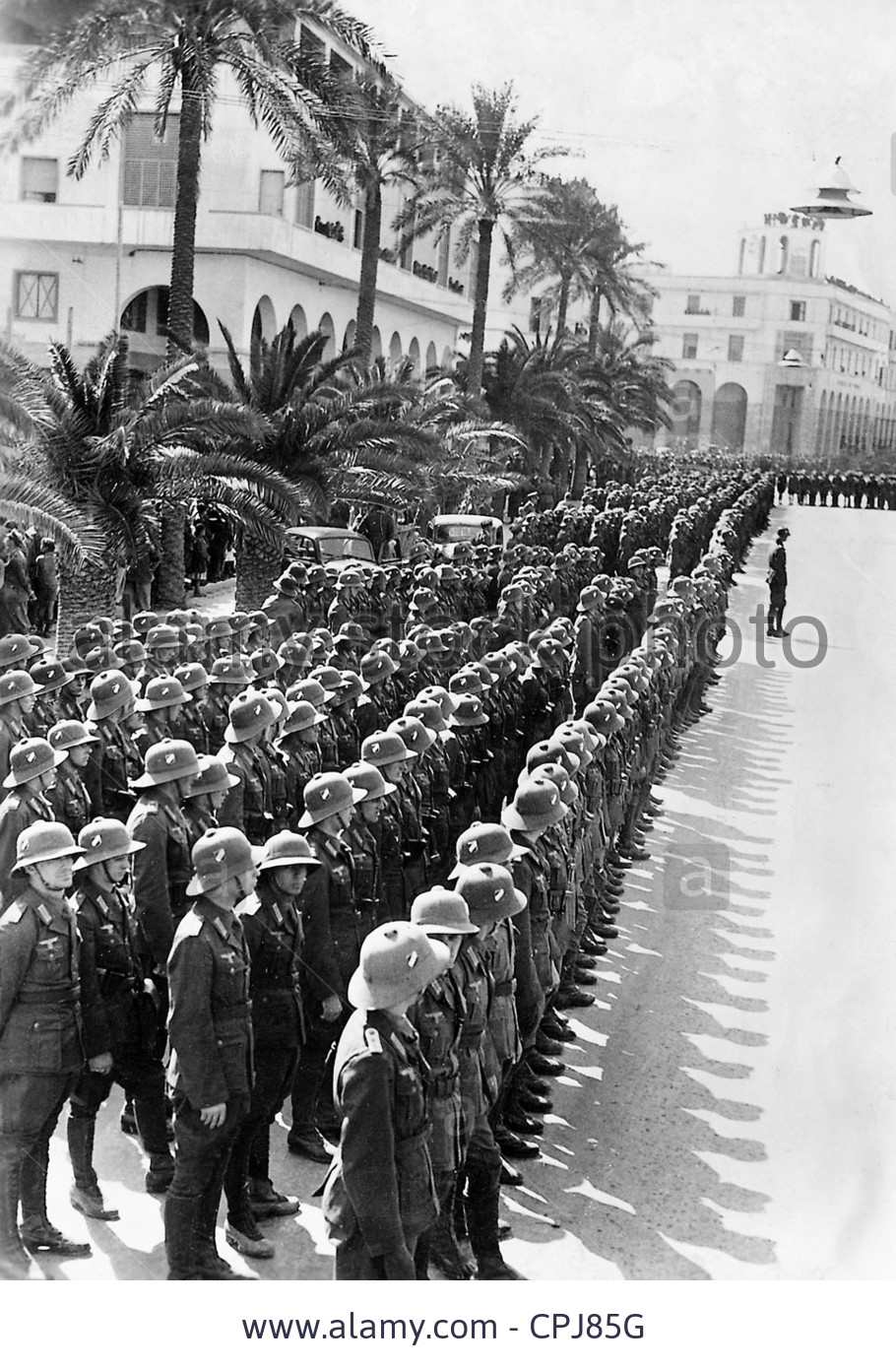 soldiers-of-the-afrika-korps-in-tripoli-1941-CPJ85G[1].jpg