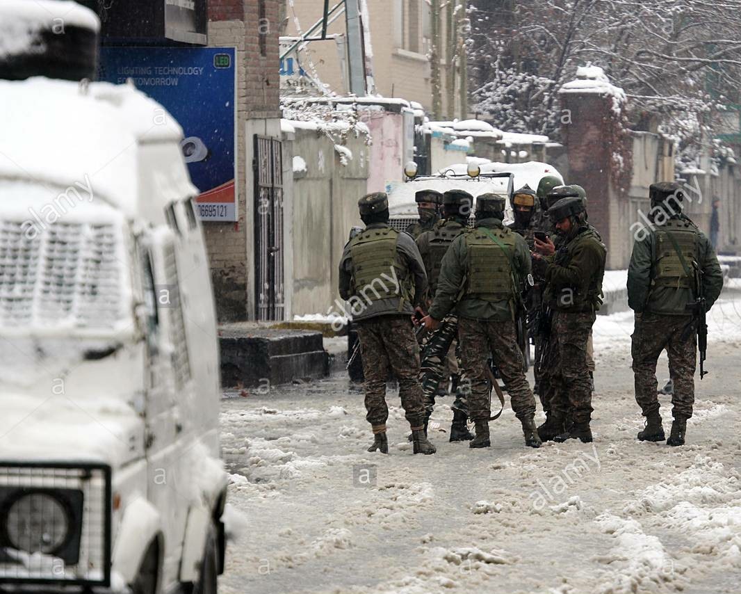 srinagar-kashmir-12th-feb-2018-indian-paramilitary-soldiers-stand-M3TWT8~02.jpg