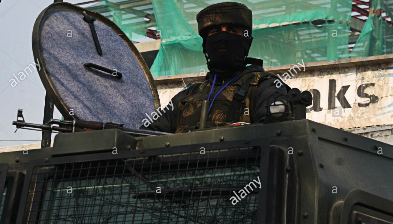 srinagar-kashmir-26th-jan-2018-an-policemen-stands-guard-an-armored-M13A38~01.jpg