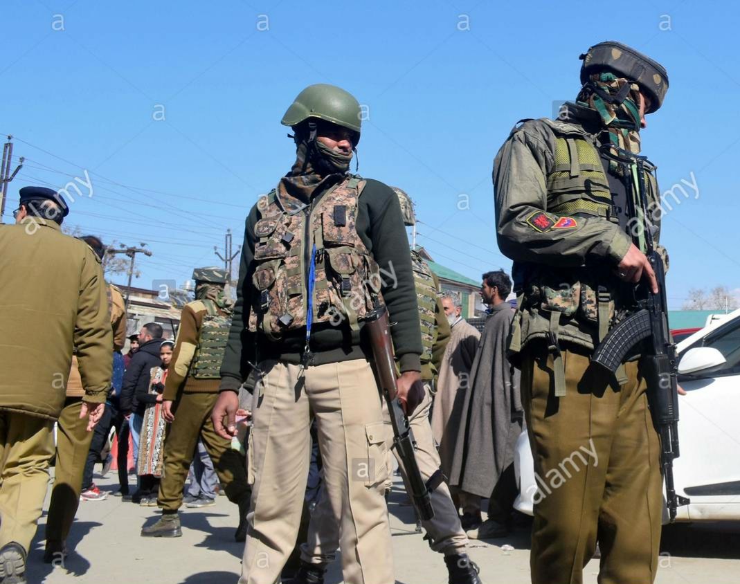 srinagar-kashmir-6th-feb-2018-kashmir-n-policemen-stand-guard-during-M2917A~01.jpg