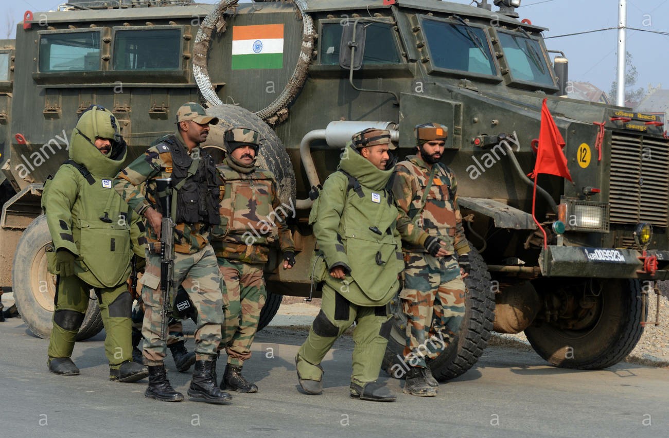 srinagar-kashmir13january-bomb-disposal-squad-wearing-mine-proof-jacket-KY5H4D~01.jpg