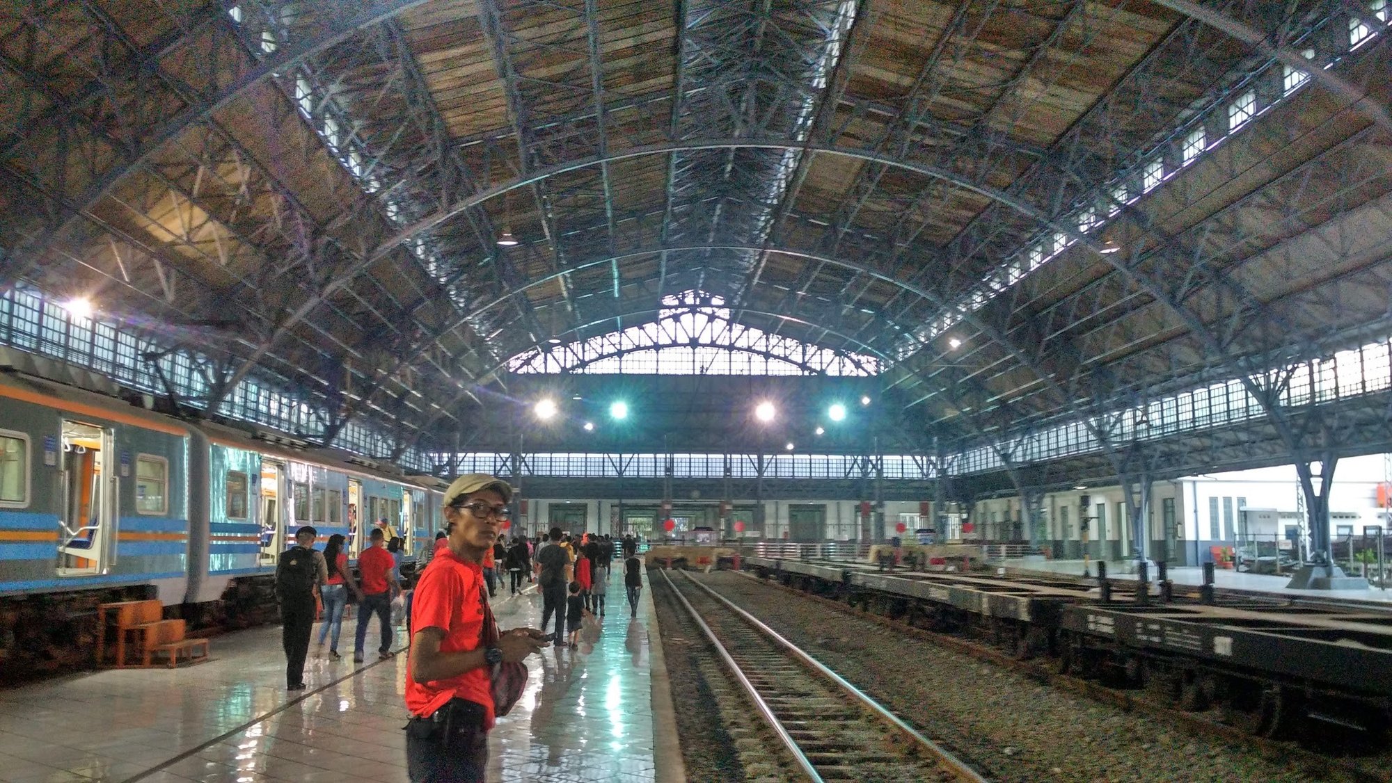 stasiun-Tanjung-priok-rumah-kereta-view-ke-dalam.jpg