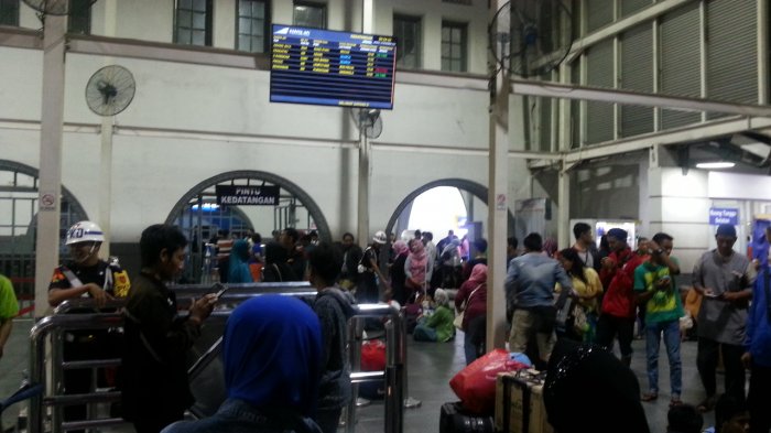 suasana-di-stasiun-senen-jakarta-pusat-minggu-25122016_20161225_210834.jpg