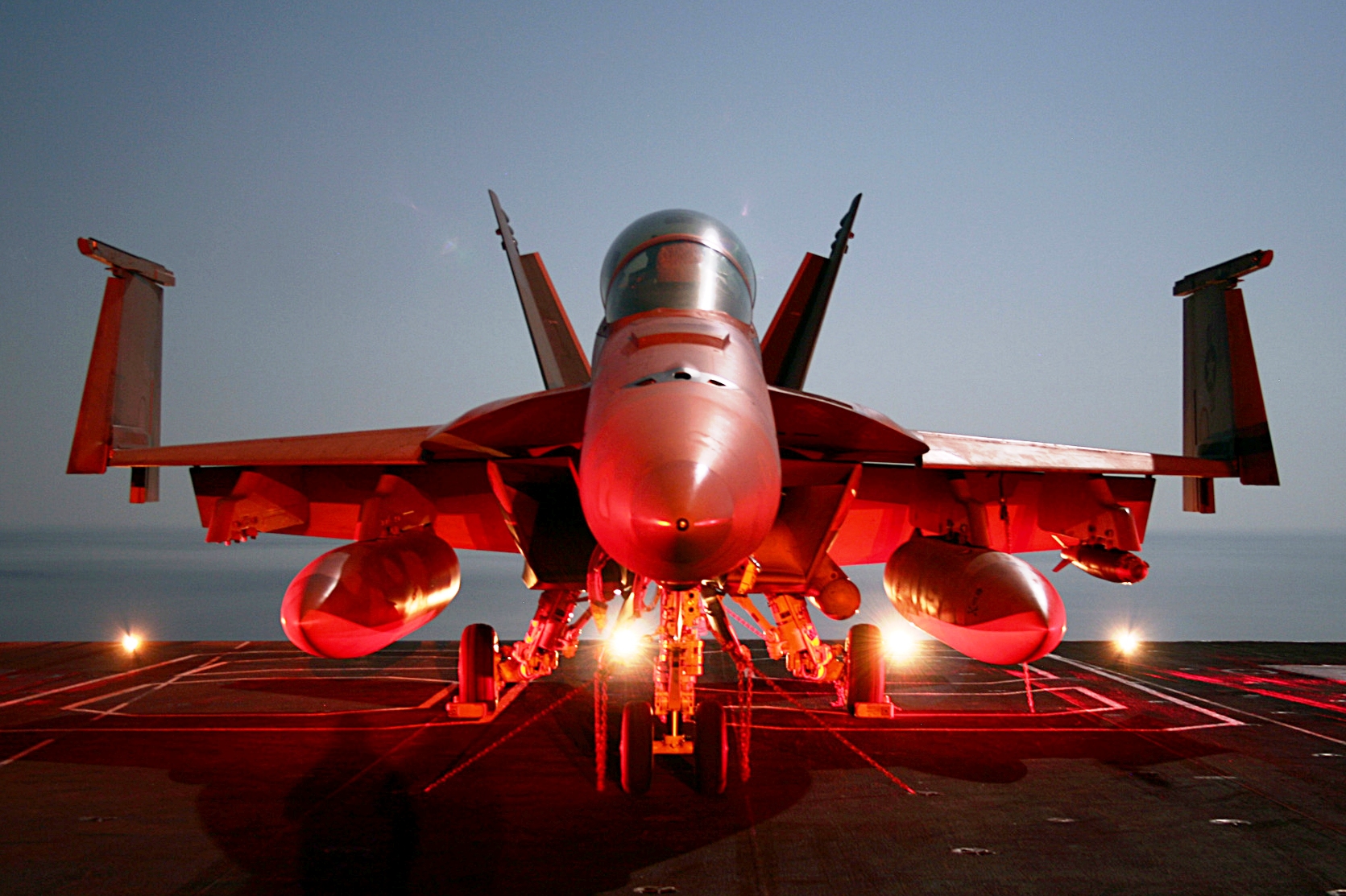 Super_Hornet_on_flight_deck.jpg