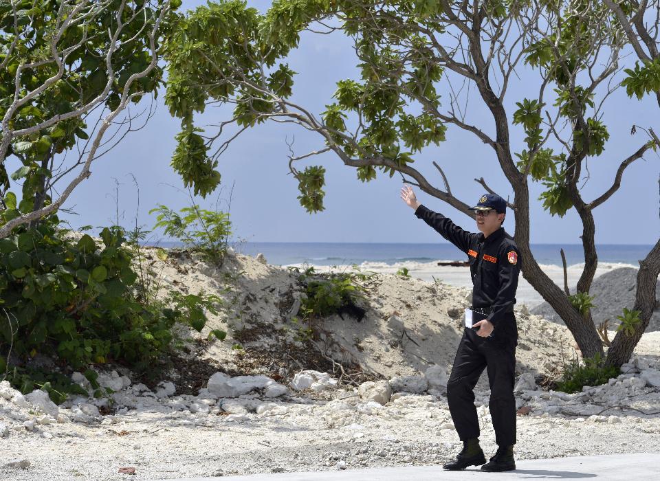 Taiping-soldier-showing-journalist_23Mar2016_960x0.jpg