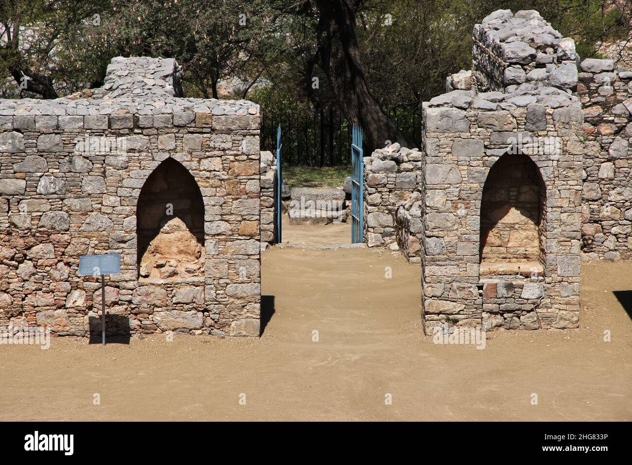 taxila-mohra-muradu-stupa-and-monastery-pakistan-2HG833P.jpg