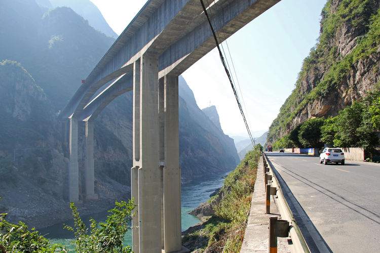 The Wujiang Wulong River Bridge has a central span of 200 meters..jpg