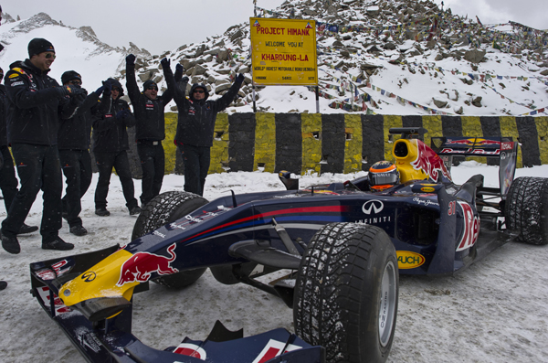 The_Red_Bull_Racing_team_cheers_Neel_Jani_at_Khardung_La.jpg