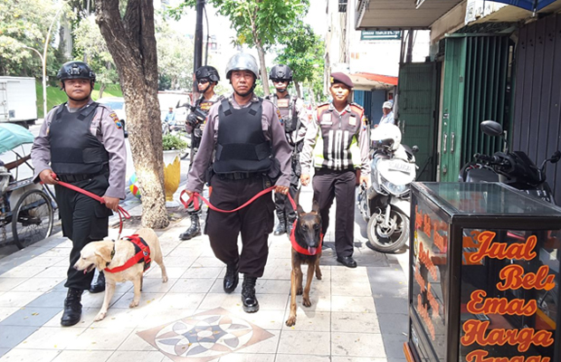 Tingkatkan_Patroli_di_Pertokoan_Emas_Polisi_Libatkan_Anjing_Pelacake69Zh.jpg