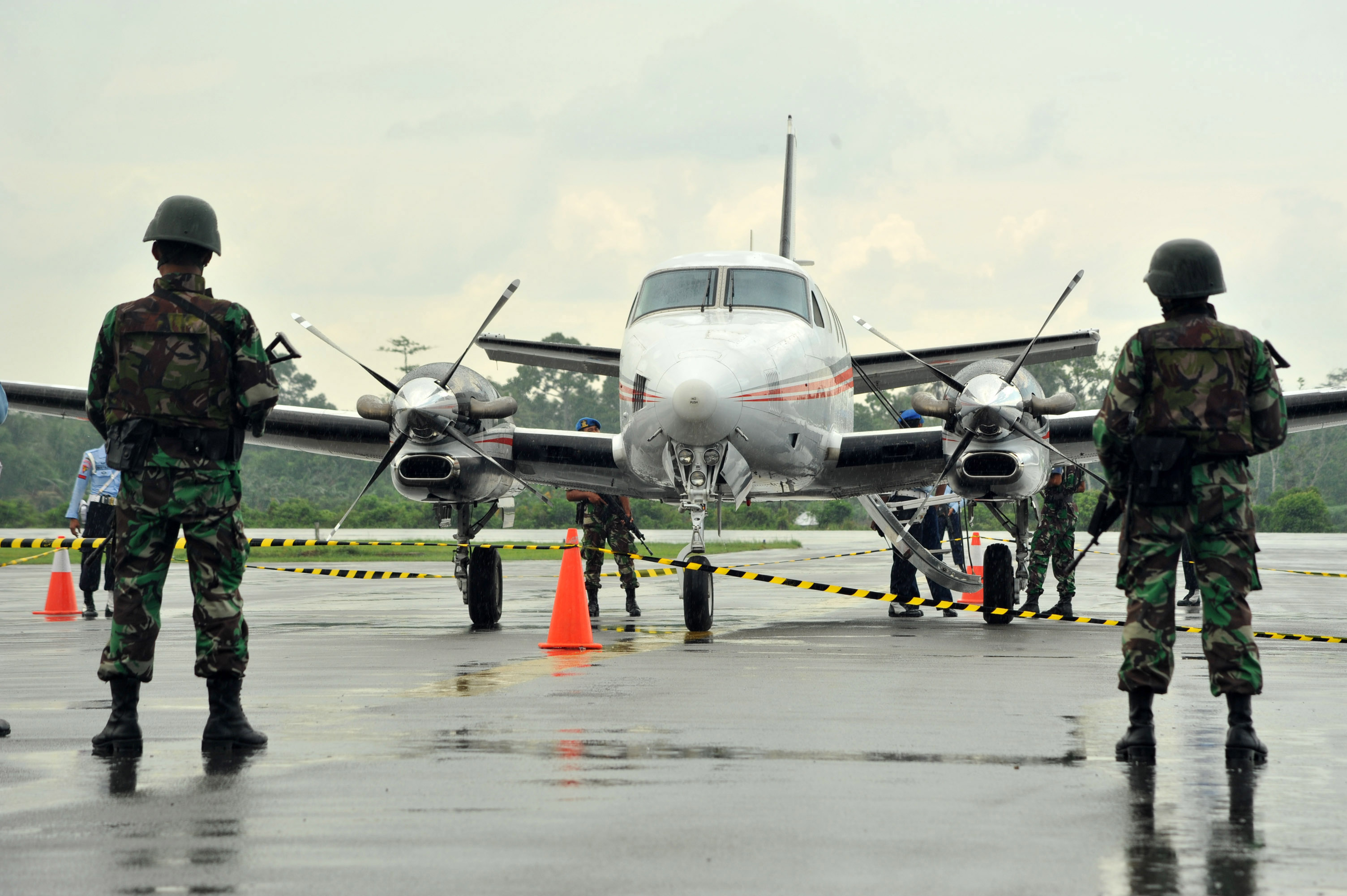 TNI-AU-Paksa-Turun-Pesawat-Asing-281014-jhw-12.jpg