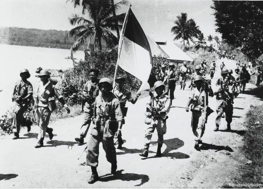 tni-saat-melakukan-operasi-militer-diambon-1950.jpg