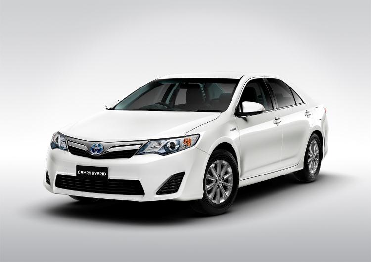 toyota-camry-hybrid-white-6.jpg