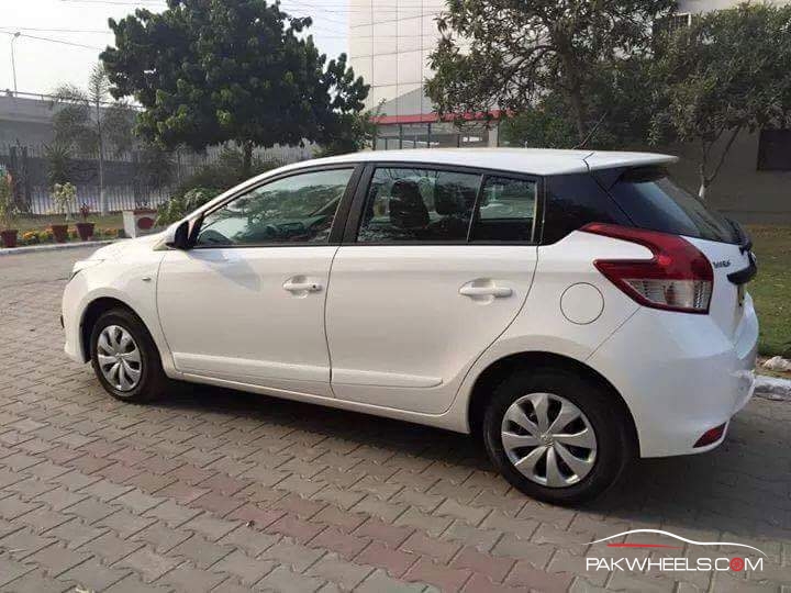 Toyota-Vitz-2015-Pakistan-2.jpeg