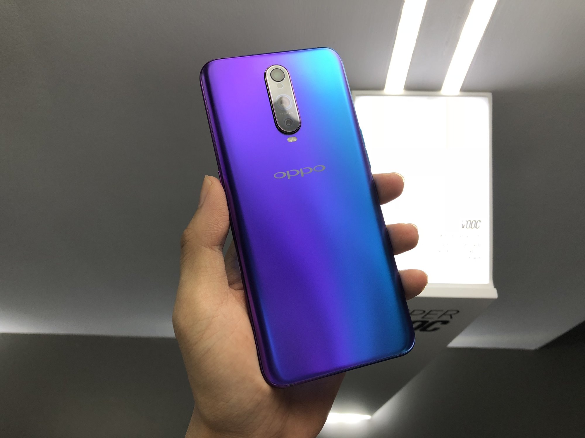 Trendy-Techz-Oppo-R17-Pro-Hands-on-Images-12.jpg