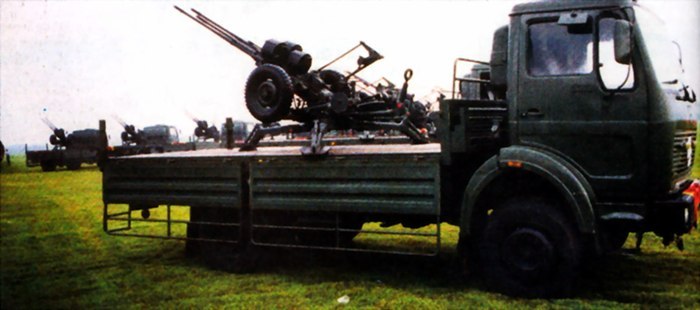 Triple_gun_Paskhas_TNI_AU_dipasang_pada_platform_truk_Mercedes_Benz.jpg