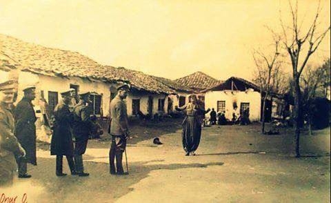 türk-kadınlarına-çamaşır-yıkatan-yunan-askerleri_1859560_m.jpg