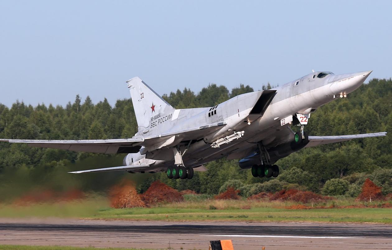 Tupolev_Tu-22M-3_taking_off_from_Soltsy-2%20(1)[1].jpg