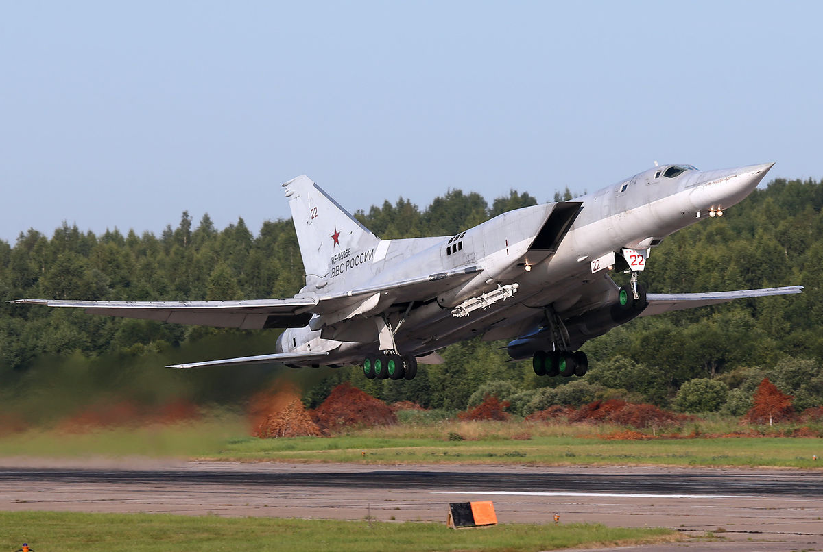 Tupolev_Tu-22M-3_taking_off_from_Soltsy-2.jpg