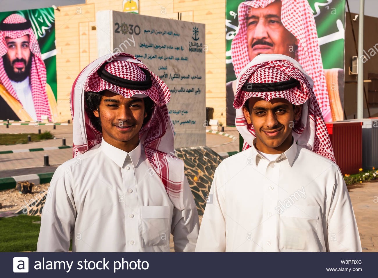 two-young-saudi-men-in-traditional-clothing-at-the-janadriyah-festival-W3RRXC.jpg