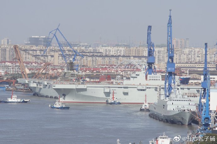 Type 075 LHD #3 launch at Hudong-Zhonghua Shipyard 20210129 01.jpg