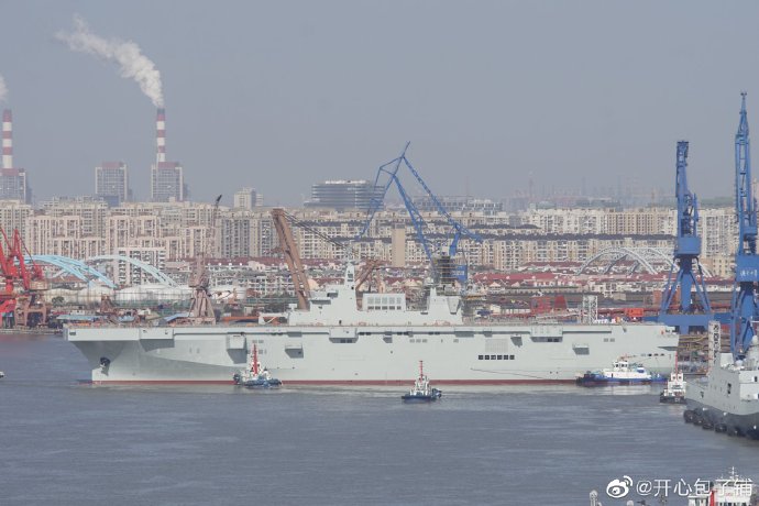 Type 075 LHD #3 launch at Hudong-Zhonghua Shipyard 20210129 02.jpg