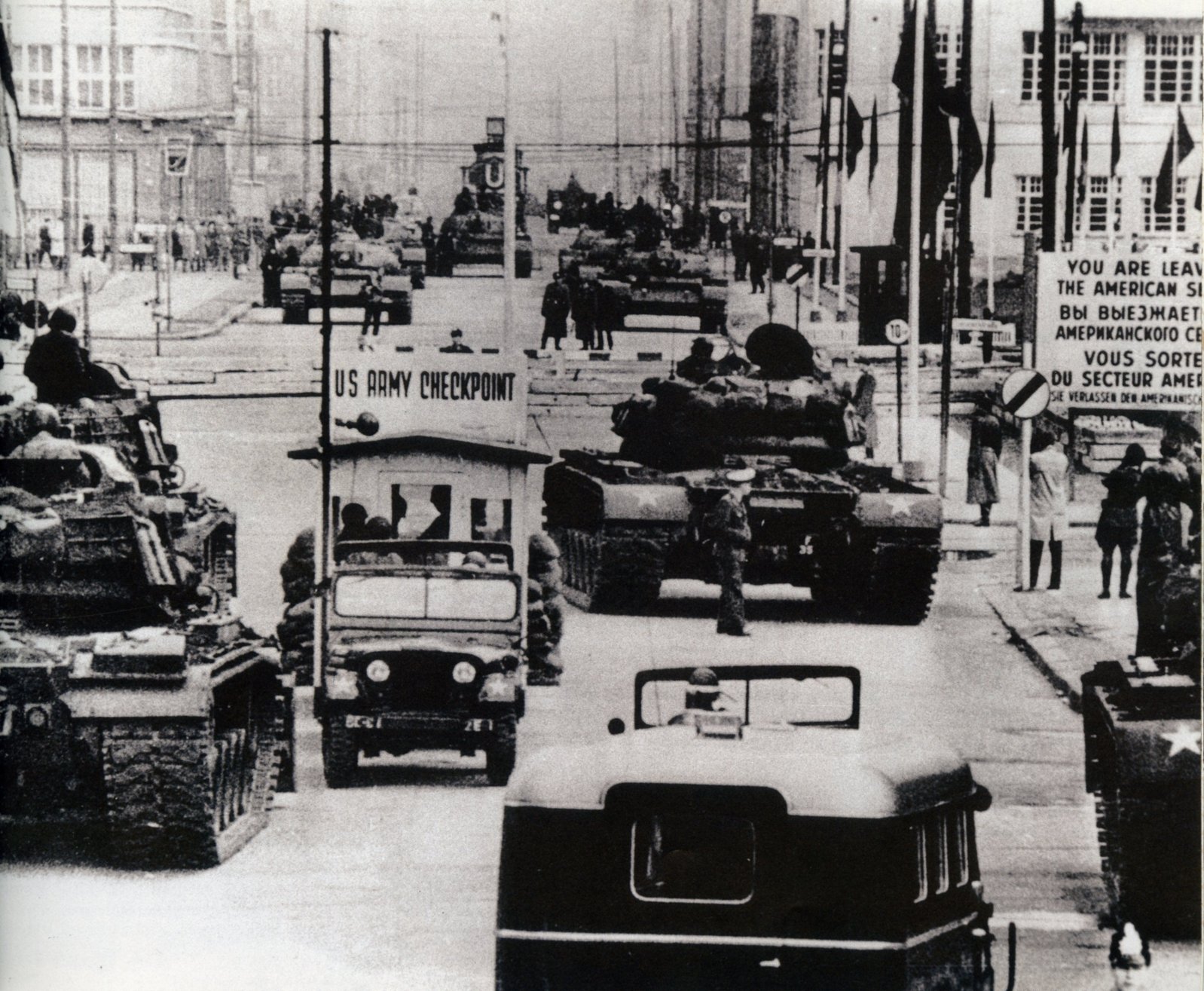 US_Army_tanks_face_off_against_Soviet_tanks,_Berlin_1961.jpg