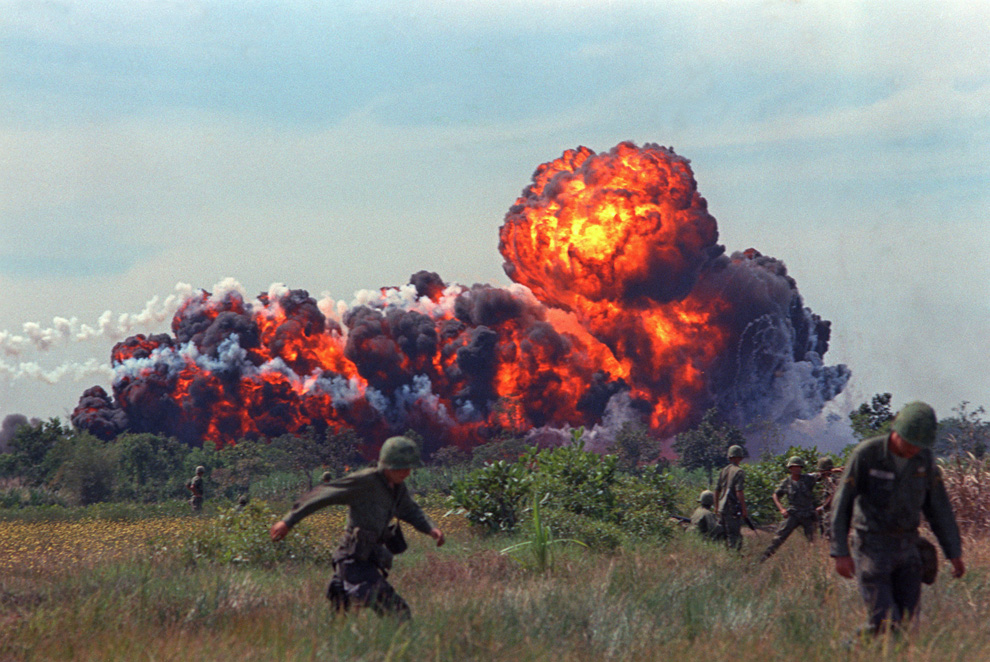 usaf Napalm bomb--Vietnam--1b.jpg