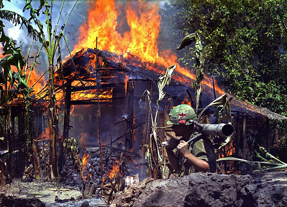 usaf Napalm bomb--Vietnam--1e.jpg