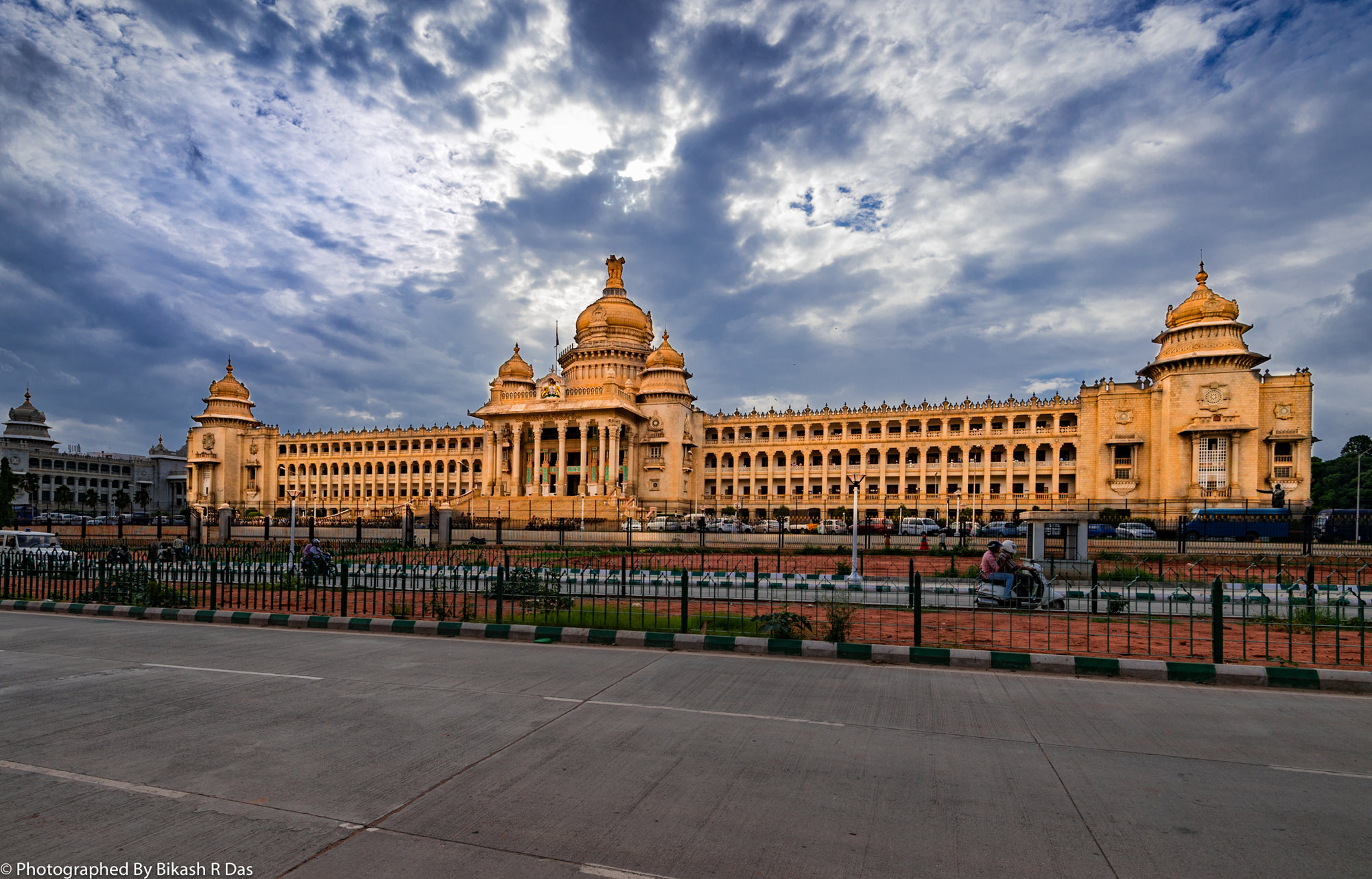 Vidhana_Soudha_-_Karnataka_State_Legislative_Assembly.jpg