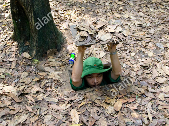 Vietnam-asia-vietnam-war-war-tunnel-cu-chi-soldier-demonstration-traveling-BNMJEE.jpg