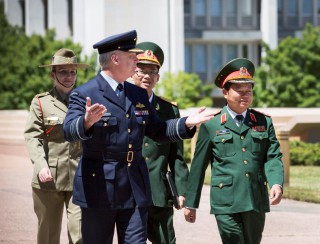 Vietnam-People%E2%80%99s-Army-Chief-of-General-Staff-Visits-Australia-320x244[1].jpg