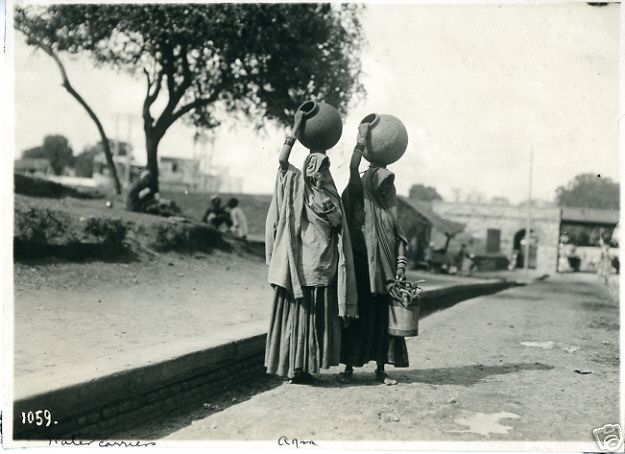 Women Carrying Water on their Head - Agra 1912.jpg