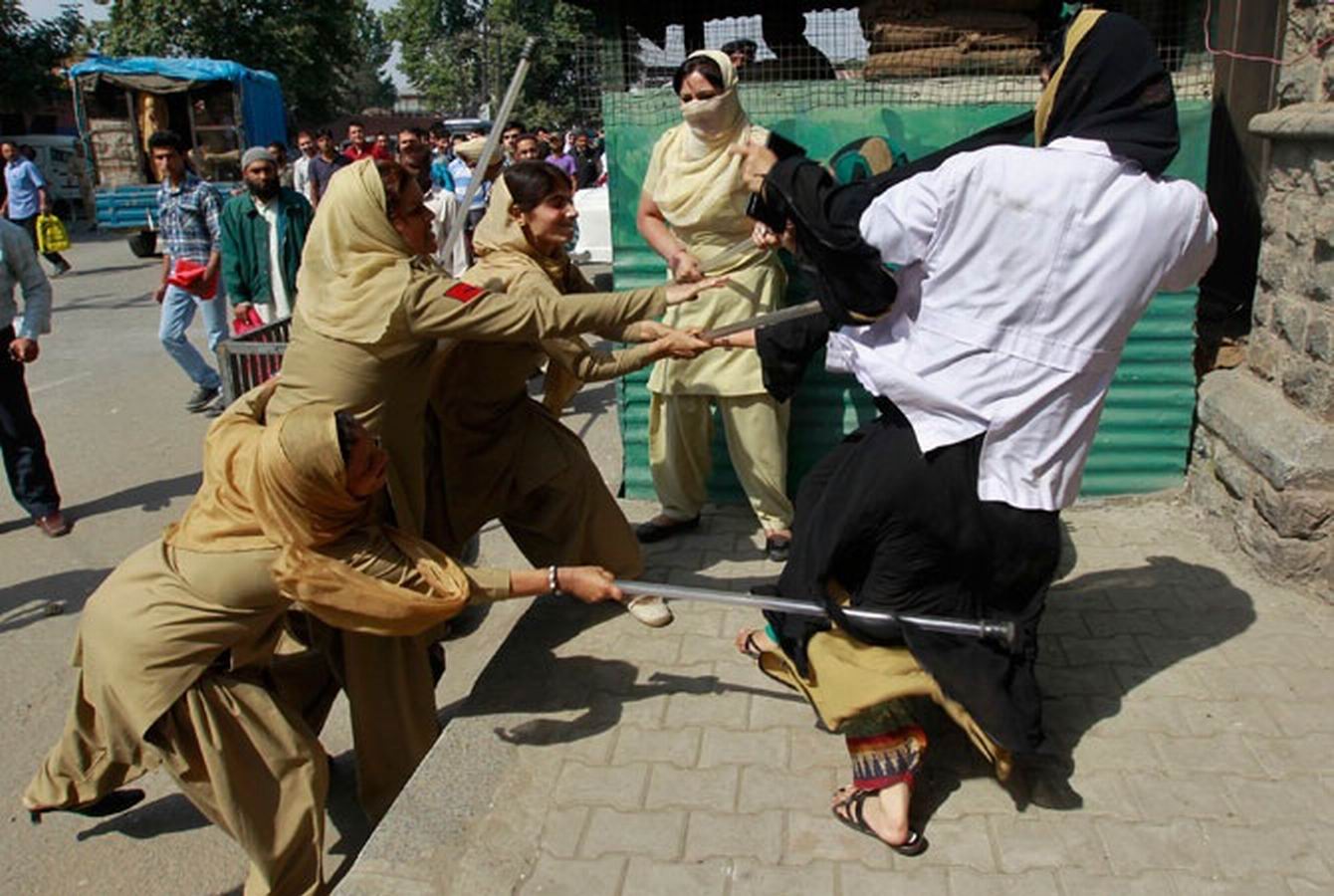 调整大小 world-should-see-how-women-folk-is-being-treated-in-indianoccupied-kashmir.jpg