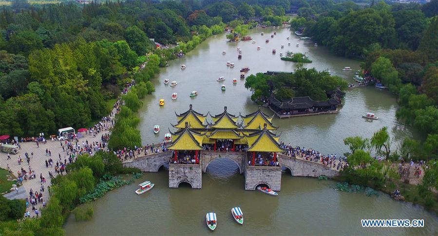 Yangzhou,Slender-West-Lake_(1)_3Oct2016.jpg