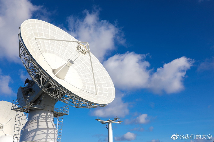 Yuan Wang class tracking ship No. 5 and 6 are in the depths of the ocean to escort the Chang’e...jpg