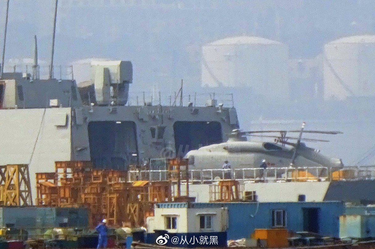 Z-20 mock up at Type 055 DDG.jpg