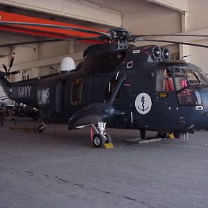 SEAKING IN HANGER