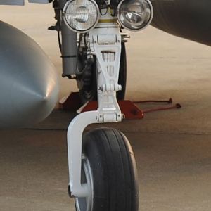 JF-17 Thunder, Front landing gear & navigation lights.