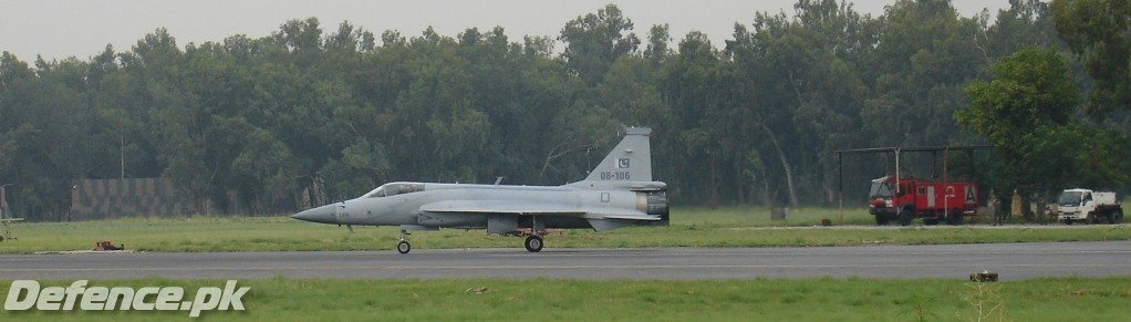 JF-17_at_kamra04