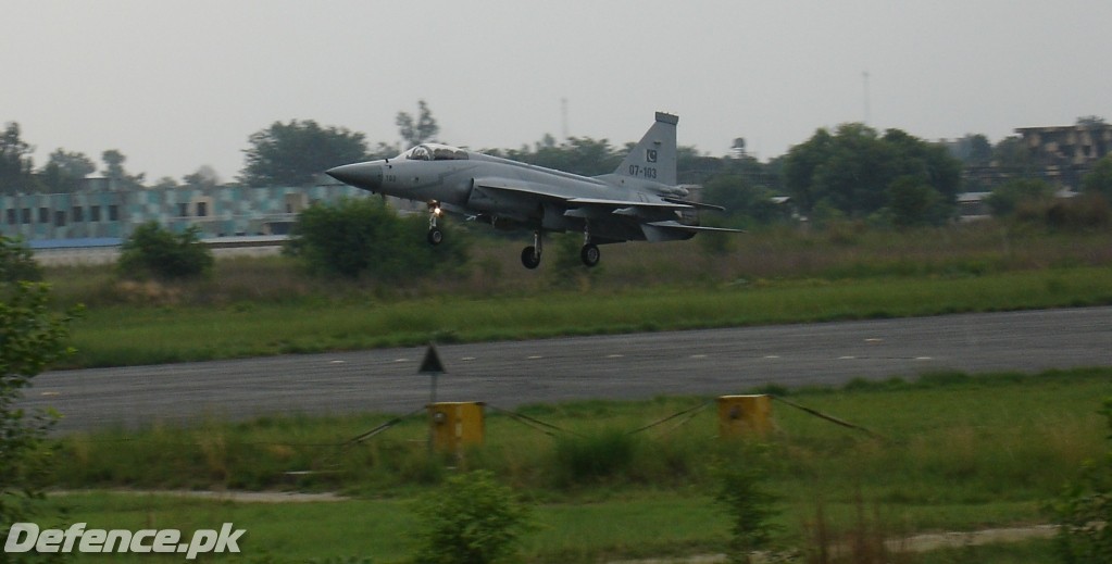 JF-17_at_kamra08