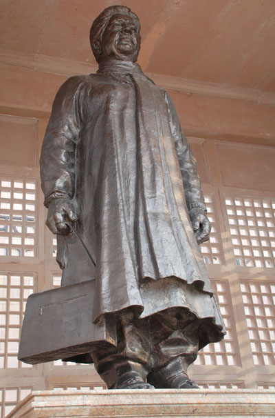 Mayawati-Statue-Vandalized.jpg