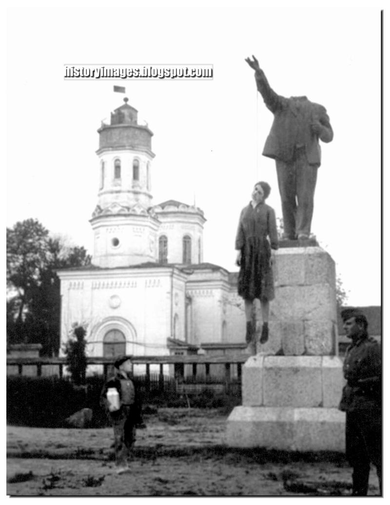 hanged_school_teacher_WW2_Nazi_eastern_front.jpg