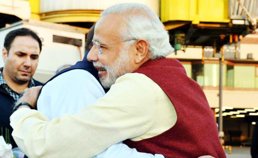 thequint2F2015-122F89904b40-8396-4b67-9b64-b8ddabe86a4c2FSharif-Modi-Hug_PTI.jpg