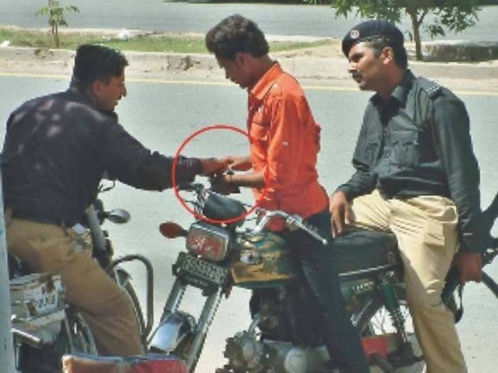 pakistanpolicecaughtbribingnormal_nesoy.jpg