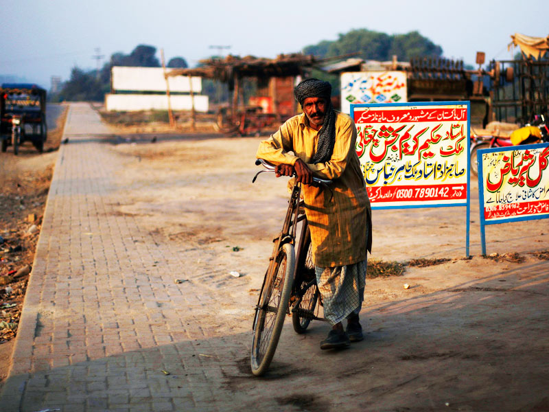okara-village-punjab-people-pakistan-1.jpg